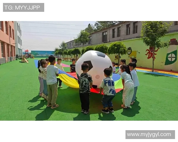 足球明星形象融入幼儿园教育激发孩子们的运动热情与团队精神
