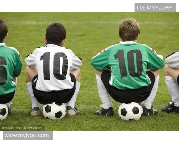 足球明星欢聚一堂卡通形象展现精彩瞬间与友谊的魅力